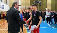 Gratulace a pohár pro celkové vítěze Českého poháru - hráče Slavie Hradec Králové.