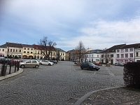 Rychnov nad Kněžnou - pondělí 16.3.2020. Na Starém náměstí v Rychnově nad Kněžnou bývá v pracovní dny velmi těžké zaparkovat.