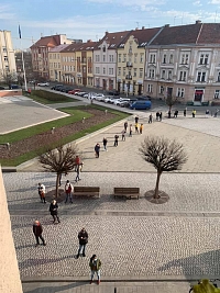 HRADEC KRÁLOVÉ - Fronta před galanterií na Masarykově náměstí, (takřka) všichni roušky a odstup. Příprava na šití roušek...