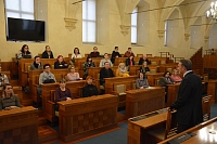 V Jednacím sále Valdštejnského paláce studentům vysvětluji legislativní proces, práci senátora, ale i "svá" pravidla výuky trestního práva.