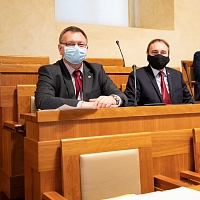 Na dvoudenním jednání pléna Senátu s kolegou MUDr. Radek Sušil - vidno, že se usmívá, ač je ve "své domovské" karvinské nemocnici takřka "nadoraz"...