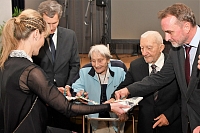 A tady na křtu knížky Karla Engela. Další náš kamarád Zdeněk Srstka Karla přežil o 7 měsíců...