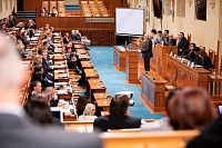 Konferenci "dodali lesk" i soudci Ústavního soudu (v první řadě) - uprostřed místopředseda ÚS Jaroslav Fenyk a vzadu Tomáš Lichovník a Jiří Zemánek...