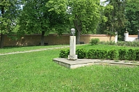 Pomník Karla Poláčka na Poláčkově náměstí v Rychnově nad Kněžnou.