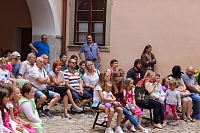 Nádvoří Zámek Potštejn - krásné prostředí, krásná atmosféra a všichni jsme si přáli, aby nepršelo. A nepršelo :-)