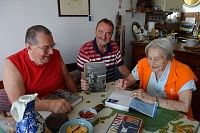 U Dany Zátopková doma pro podpisy do její knihy a dalších knížek o Emilovi. Dana s Karlem byli po smrti Emila nerozlučná dvojice, když Karel Danu doprovázel takřka všude...