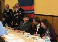 Starostovi Ostřetína Miloši Vlasákovi jsem pogratuloval ke znovuzvolení starostou – a společně jsme popovídali i senátorkou Miluší Horskou.