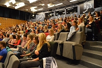 Velká aula Pedagogické fakulty UHK byla takřka plná, zejména našich studentů, ale i kolegů ze Slovenska a Polska.