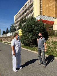 Přestože jsem s Marcelem Maršíkem dlouhodobě v úzkém kontaktu, při dnešní odpolední návštěvě nemocnice jsme kontakt přizpůsobili na předepsanou vzdálenost :-)