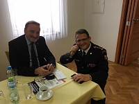 Ředitel HZS Pardubického kraje plk. Mgr. Aleš Černohorský se směje, že ho M9ra Hofmann coby fotograf zastihl klečícího (ačkoliv ode mne nic nepotřeboval :-)) A já ho obdivoval, že dokázal pak sám vstát :-)