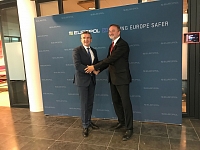 Se zástupcem ředitele Europolu Oldřichem Martinů (bývalým policejním prezidentem aj.) se výborně a přátelsky známe přes dvacet let - a tomu odpovídala i atmosféra odborných vystoupení českých policistů a expertů tam působících.