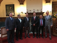 Tady jsme při prohlídce objektu nizozemského Senátu - a se dvěma "domácími" senátory...