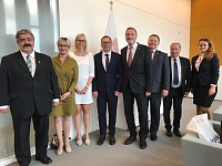 Tady jsme na celodenním jednáním v Eurojustu, kde nás přijala česká zástupkyně Martina Hluštíková (3. zleva) a v závěru dne i prezident tohoto nejvýznamnějšího evropského „prokurátorského“ orgánu Ladislav Hamran ((4. zleva a 5. zprava :-))