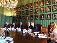 I přes parlamentní prázdniny nás přijali i senátoři Horní komory nizozemského parlamentu - a bylo o čem diskutovat...