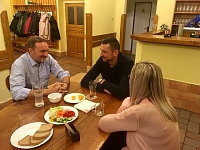 S Drahošem Drábkem se domlouváme na kamarádském posezení po skončení turnaje fotbalových přípravek příští sobotu. Takže v pohodě o pohodě :-)