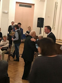 Moc rád v životě potkávám i kamaráda Zdeňka Srstku – ostatně před 1. volbami do Senátu jsem ho požádal o fotku na billboard s názvem „Chcete mě?“, na níž by mne drbal za ušima... :-)