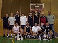 A tohle je z exhibičního utkání bývalých čs. reprezentantů proti rychnovským druholigovým mistrům ve sportovní hale v RK - před jedenácti lety :-)