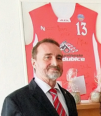 Památeční pardubický dres mám vystavený v senátorské kanceláři v Rychnově nad Kněžnou...