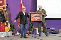 Jan Saudek předal dlouholetému řediteli Armádního sportovního centra Dukla plk. Ing. Jaroslavu Priščákovi svůj obraz s vtipným upozorněním, že ho nesmí pověsit "nastojato" :-) :-)