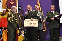 Oceněny byly i výrazné osobnosti Vojenského športového centra Dukla Banská Bystrica, střediska, které bylo od roku 1967 až 1992 součástí armádního vrcholového sportu Dukla v Československu. Na fotografii předává šéf slovenské Dukly dárek českému řediteli ASC Jaroslavu Priščákovi.
