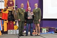 Nejslavnější čeští oštěpaři major Honza Železný a kapitánka Bára Špotáková s autorem krásné knihy Honzou Saudkem, který knihu připravoval deset let - a v jeho knize „Hvězdy“ je na 191 fotografiích zachyceno 134 sportovců, kteří nosili dres Dukly...