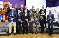 Předání pamětních medailí armádním olympijským vítězům, kterých se dostavilo čtrnáct. Jako první ji měla dostat 96letá Dana Zátopková, šampionka z Helsinek 1952, která se musela z náhlých zdravotních důvodů omluvit.  Já jsem nepochopil, proč na podium nepozvali našeho kamaráda Juru Dalera, držitele zlaté medaile ve stíhacím závodě jednotlivců na LOH 1964...?