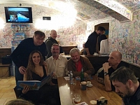 Petrův "štamgastský stůl" v jeho rodinné restauraci uprostřed Starého Města pražského. U něho jsme seděli s psychiatrem Honzou Cimickým, kreslířem a karikaturistou Borisem Pralovszkým, Olgou Lounovou aj.