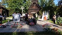 Celkový pohled na pódium před dřevěným kostelíkem těsně před slavnostním zahájením tryzny.