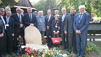 U hrobů manželů Dany a Emila Zátopkových. Jak tuhle fotku hlasitě komentoval Štěpán Škorpil, sešlo se tu 15 olympijských medailistů - já jsem tam (na jejich přání) navíc, a proto tahle fotka v médiích chybí. Noha vlevo patří Martinu Doktorovi, který doléčuje své zlomeniny..