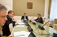 Schůze začala novelou volebních zákonů - a já vyzývám náměstka MV doktora Petra Mlsnu k předkládací zprávě. — v Zelený salonek Kolovratského paláce.