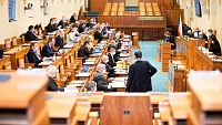 I v této sestavě stíháme vše, aktuálně probíhá dlouhotrvající rozprava ke kritice navrhovaného (inkriminovaného) "protivládního" usnesení.