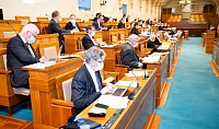 Proč je nás tak málo...? Bylo to rozhodnutí senátního vedení, resp. krizového štábu, jež bylo poté změněno s tím, že mohou přijet i ostatní, což někteří prostě nestihli :-(