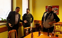 Neformální diskuze pokračovala i po skončení schůze. Tady jsem (zleva) s Petrem Macekem, zástupcem volebního obvodu RK a HK a Liborem Dvořákem, místopředsedou OS KOVO.