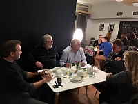 Před přednáškou byl čas i chvíli posedět a popovídat v místní příjemné kavárně.