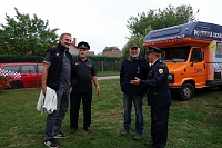Pořadatelské vedení (velitel a starosta SDH Třebešov) nás vítalo hned při příjezdu "Antlona" - s úsměvem :-) I kamarád a skvělý kytarista Ivoš Zídek (uprostřed), který mne sem dovezl, se vyprávění pana starosty SDH Jiřího Karáska upřímně rozesmál :-)