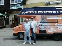 Tak tohle je jedna vzpomínková fotografie na společné cestování naší Pojízdnou senátorskou kanceláří v roce 2013. A "Antlon" už se těší na výjezdy do regionu (a při každé zmínce vrtí radostně výfukem = až máme strach, že mu upadne :-))