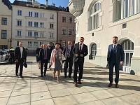 A tady přichází naše delegace na úvodní pracovní jednání s představiteli měst Šumperk a Jeseník na radnici v Šumperku.