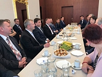 Na radnici jsme pracovně a přitom velice mile a přátelsky popovídali se starostou Šumperka, starostkou Jeseníka a se všemi jejich místostarosty.