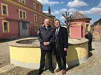Příjemné bylo i setkání (po letech) s Vláďou Langem, resp. s ředitelem Věznice Mírov plukovníkem ing. Mgr. Vladimírem Langem, který nás provedl hradním vězeňským objektem, v němž vykonávají (i doživotní) tresty ti nejtěžší zločinci (tedy i ti "moji").