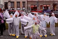 A ani letos v průvodu nechyběly husy v podání paní učitelky Hanky Plašilové ze ZŠ Javornická a jejich žáčků :-)