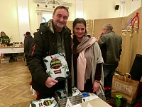 Novou knihu Rychnováka Radka Štíchy "Nártoun Olin" vypráví, prezentuje a prodává, jak jinak, jeho sympatická manželka Katka Lepková Štíchová :-) A příběh je z chytré hlavičky jejich dcerky Šarlotky. Šikovná rodina :-)