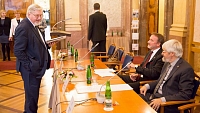 Profesor Aleš Gerloch (prorektor Univerzity Karlovy) k nám promlouval jako poslední řečník. Před vlastním zahájení konference však poslední nebyl :-)