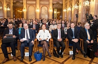V přední řadě sedí významní řečníci ze všech právnických profesí.