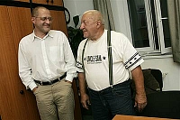 Se svým synem Jirkou - právníkem a mj. i bývalým ředitelem ND. Ten tehdy souhlasil s pohřbem Emila Zátopka v Národním divadle...