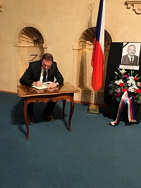 Zápis do kondolenční knihy v předsálí Senát Parlamentu ČR . Prostě stručný text a tichá vzpomínka na "Malého Velkého Muže"